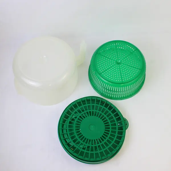 Unbranded Green/Clear Plastic Salad Spinner/Colander/Strainer With Handle