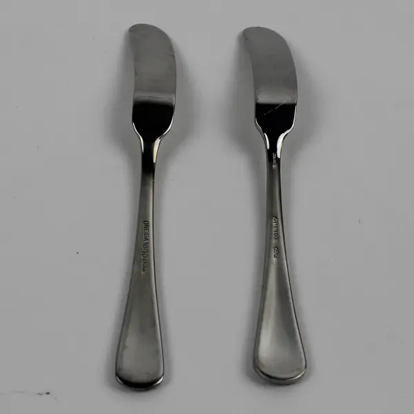 Lot of 2 Oneida Silver Chandler Glossy 18/10 Stainless Butter Knives 7" Rare