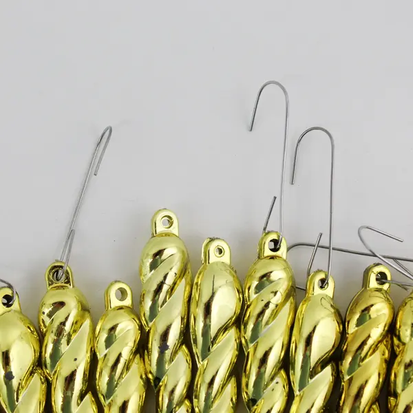 20 Vtg Mid Century Spiral Red And Gold Metallic Icicle Christmas Ornaments 