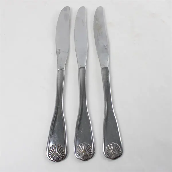 Set of 3 Oneida Tudor Shell Stainless Steel Dinner Knives 