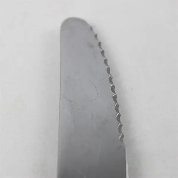 Set of 3 Oneida Tudor Shell Stainless Steel Dinner Knives 