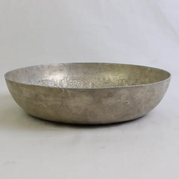 Everlast Grape/Vine Patterned Round Hammered Aluminum Bowl 10.25" Diameter