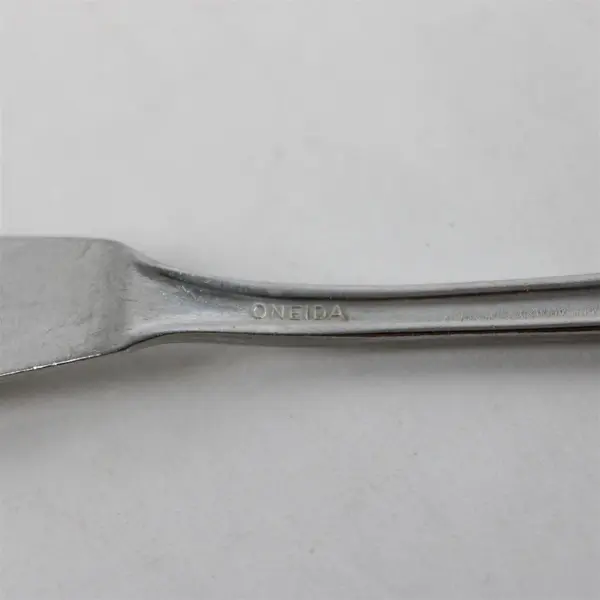 Set of 2 Oneida Tudor Shell Stainless Flat Handle Master Butter Knives