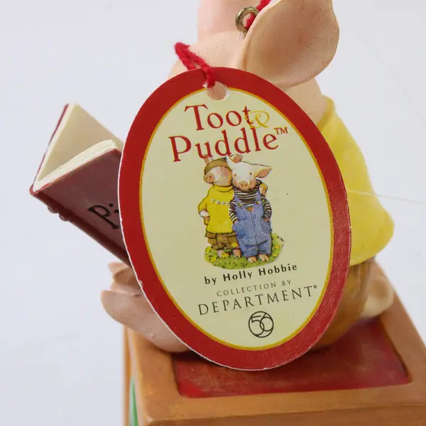 Department 56 Inc Toot & Puddle Reading Pig On ABC Block Hanging Ornament 4.25"