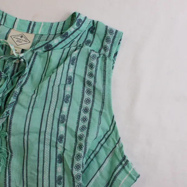St Johns Bay Women's Medium Sleeveless 1/4 Button Front Shirt Top Lightweight