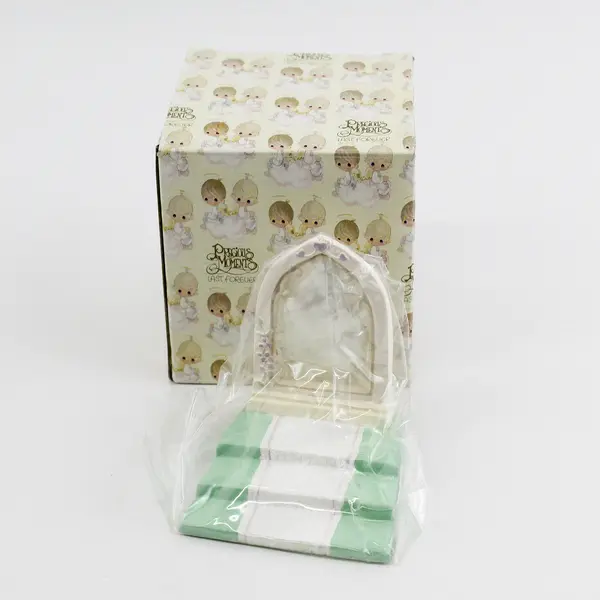 1989 PRECIOUS MOMENTS Mini Bridal Party Stairstep Arch With Box