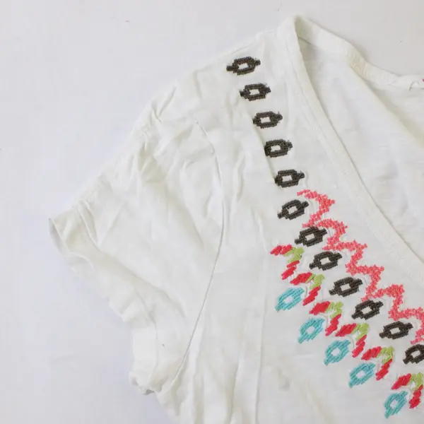 Athleta Embroidered White V-Neck T-Shirt Women's Small