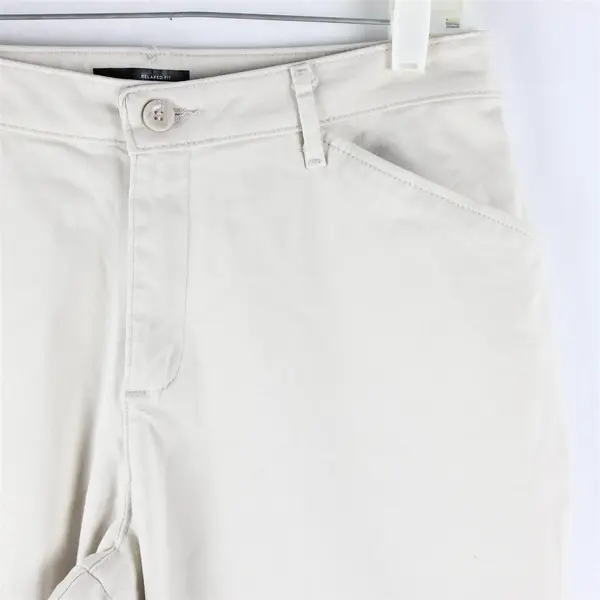 Lee Women's 8 Short Light Khaki Relaxed Fit Straight Leg Mid Rise Chino Pants