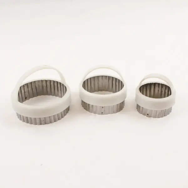 Lot Of 3 Unbranded Stainless Steel/Plastic Fitted Round Cookie Cutters