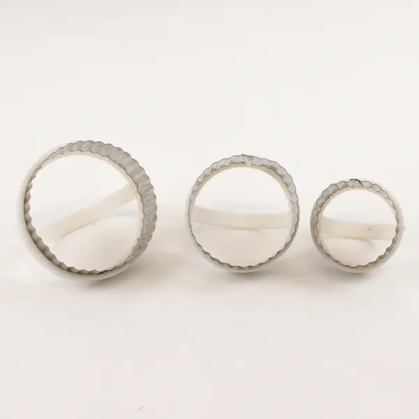 Lot Of 3 Unbranded Stainless Steel/Plastic Fitted Round Cookie Cutters