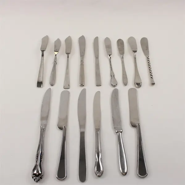 Mixed Lot of 15 Stainless Steel Dinner Knives & Butter Knives Event Flatware