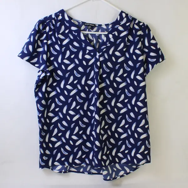 Hilary Radley Women's L Blue & White Feather Pattern V-Neck Short Sleeve Blouse