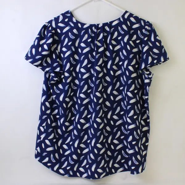 Hilary Radley Women's L Blue & White Feather Pattern V-Neck Short Sleeve Blouse