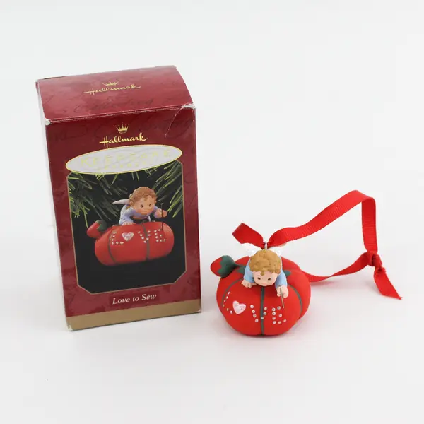1997 LOVE TO SEW Hallmark Keepsake Ornament  0X6435
