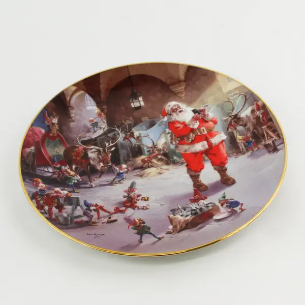 Hamilton Collection "The Reindeer's Stable" Classic American Santa Decor Plate