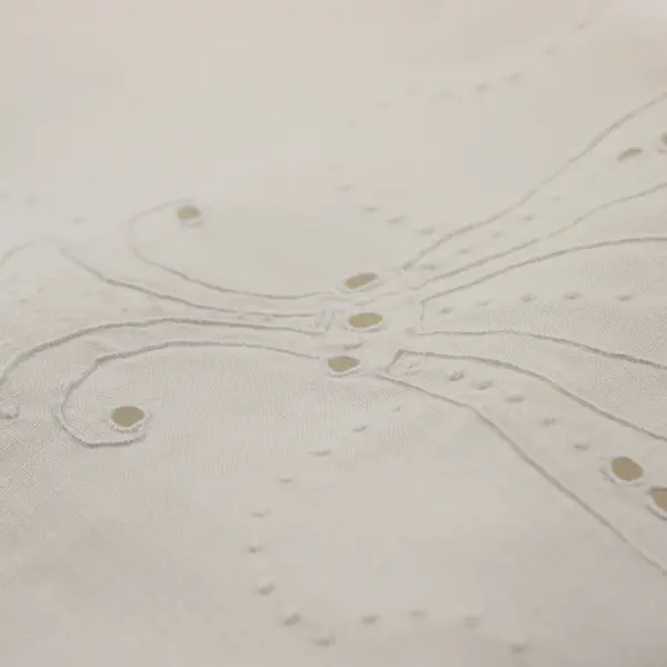 Set of 4 Vintage White Linen Napkins Embroidered & Scalloped Edges