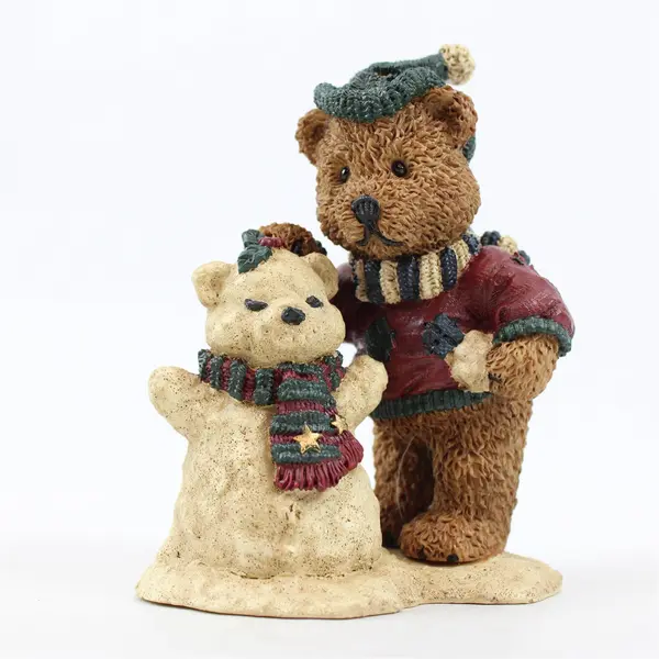 Studio Eluceo Bear Building a Snowman Figurine 5" Tall Holiday Collectible