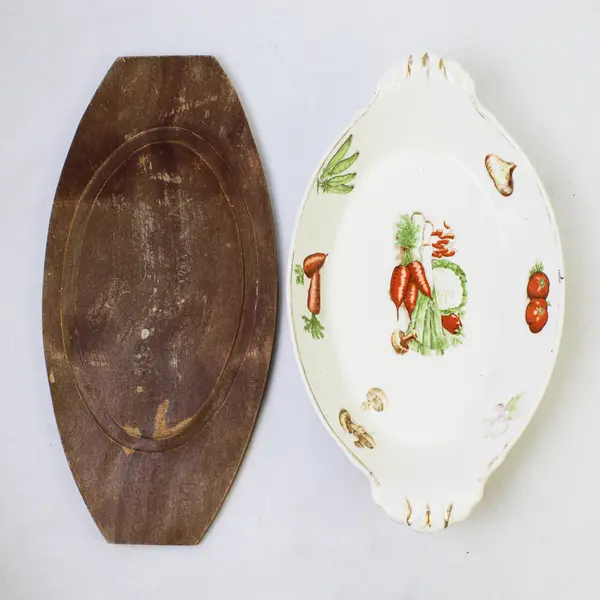 VTG Oven-To-Table Oven Proof Veggie Pattern Au Gratin Dish  w/ Wooden Underplate
