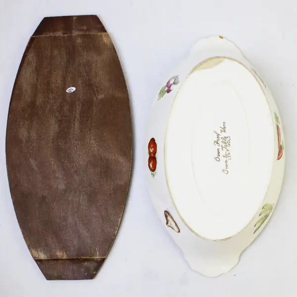 VTG Oven-To-Table Oven Proof Veggie Pattern Au Gratin Dish  w/ Wooden Underplate