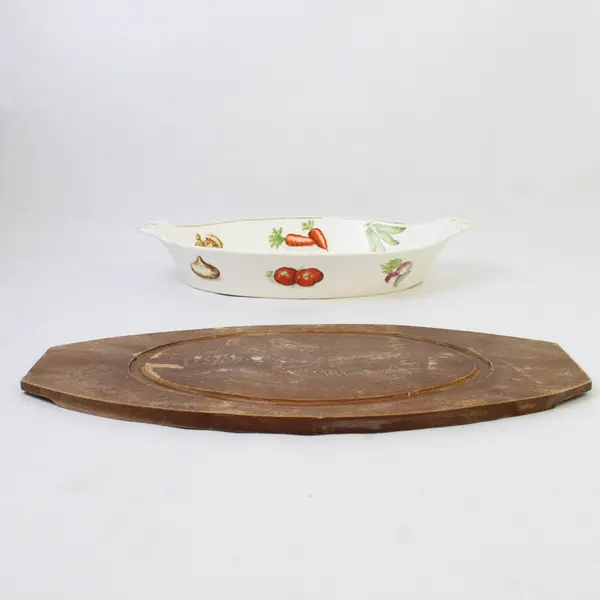 VTG Oven-To-Table Oven Proof Veggie Pattern Au Gratin Dish  w/ Wooden Underplate