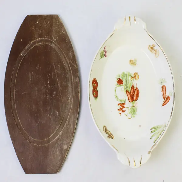 VTG Oven-To-Table Oven Proof Veggie Pattern Au Gratin Dish  w/ Wooden Underplate