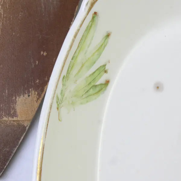 VTG Oven-To-Table Oven Proof Veggie Pattern Au Gratin Dish  w/ Wooden Underplate