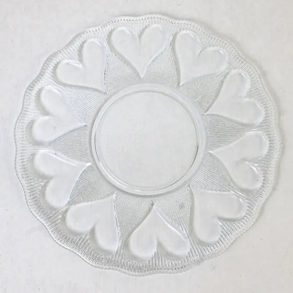 Lot Of 3 Unbranded Heart Design Clear Pressed Glass Round Plates 8.25" Diameter