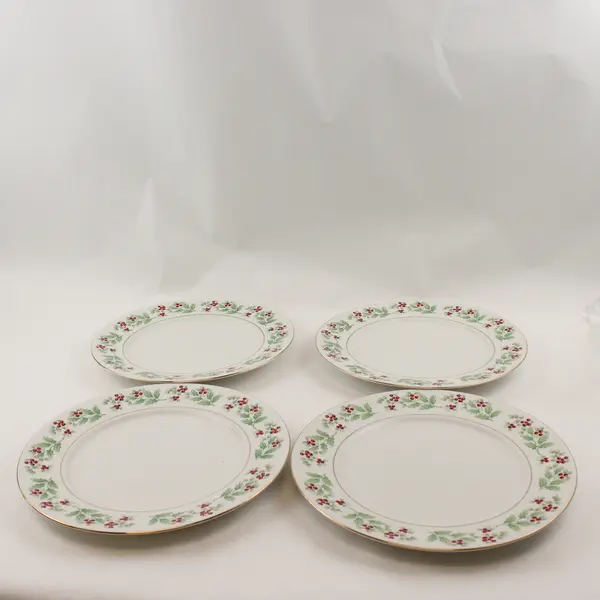 Set of 4 Gibson Designs Christmas Charm 10in Dinner Plates Ceramic