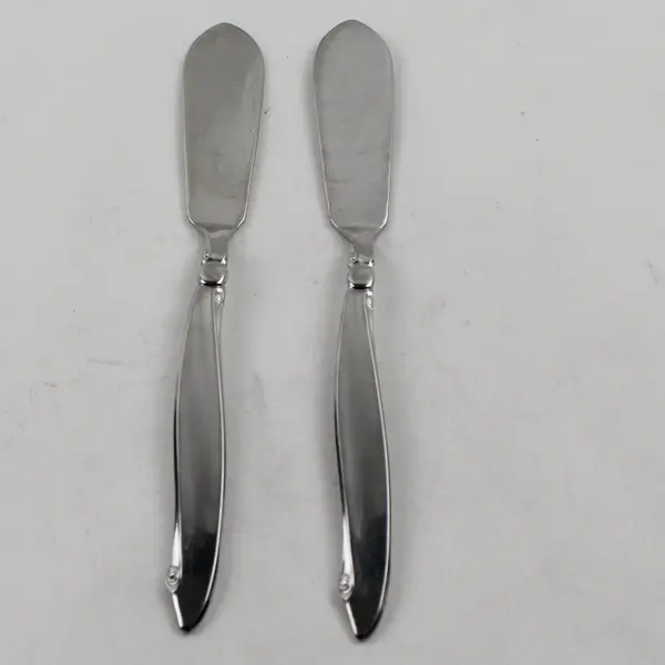 Lot of 2 Oneida Silver Shoreline Pattern SS Butter Knives Rare HTF Item 6.5"