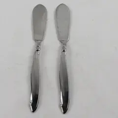 Lot of 2 Oneida Silver Shoreline Pattern SS Butter Knives Rare HTF Item 6.5"