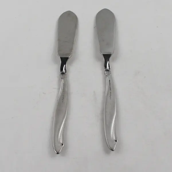 Lot of 2 Oneida Silver Shoreline Pattern SS Butter Knives Rare HTF Item 6.5"