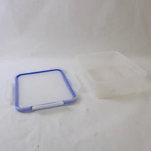 Snapware Airtight Food Storage Container 8.2 Cups Clear Snap-Lock Lid