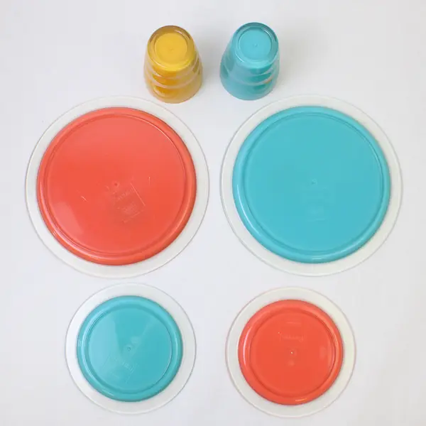 Lot of 6 Vintage Parents & Children's Plastic Dinnerware Plates & Tumblers