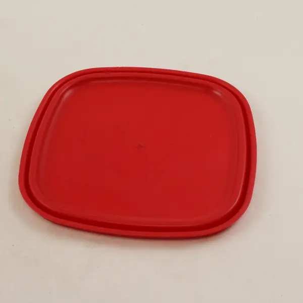 Rubbermaid Servin' Saver 556 Plastic Food Canister 4.5 Quarts with Red Lid