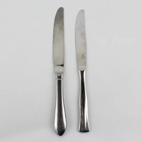 Lot of 2 Mismatched Stainless Steel Dining Dinner 9" Knives Flatware