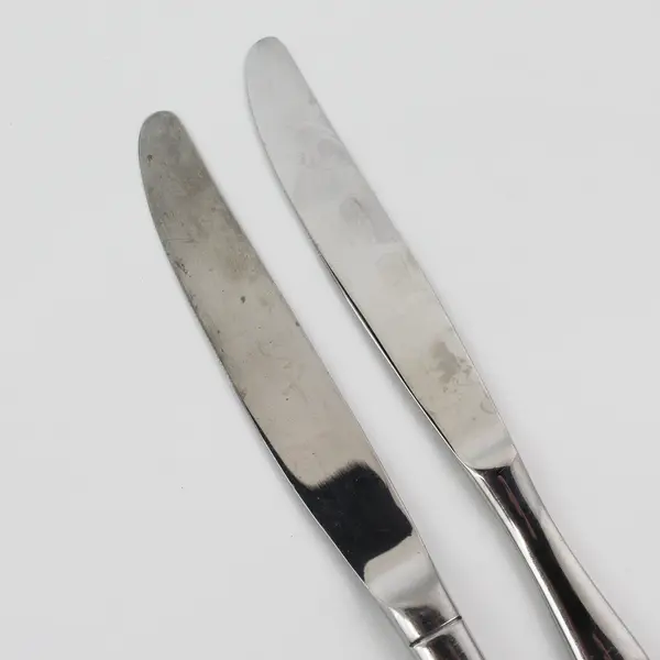 Lot of 2 Mismatched Stainless Steel Dining Dinner 9" Knives Flatware