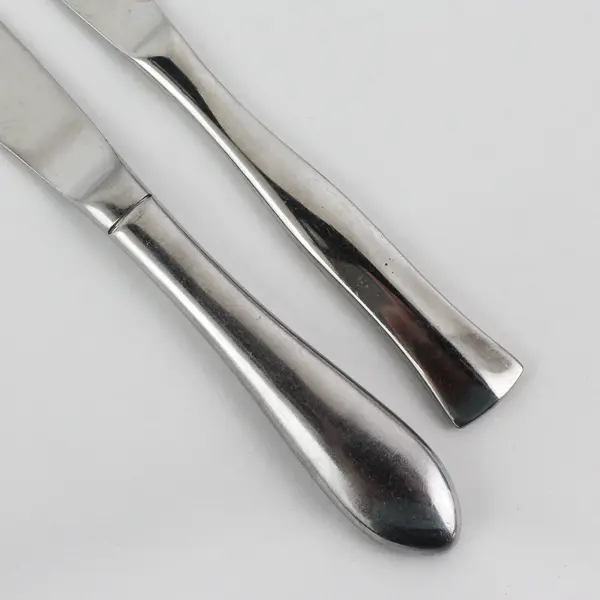 Lot of 2 Mismatched Stainless Steel Dining Dinner 9" Knives Flatware