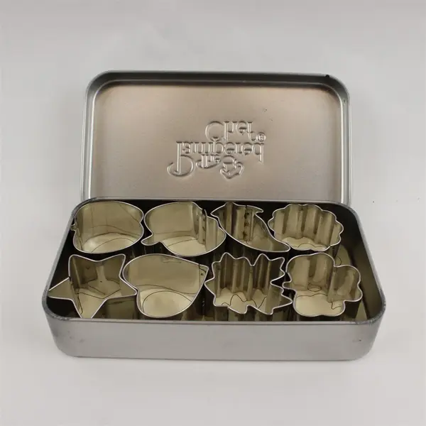Pampered Chef Mini Creative Cutters 8 Piece Set with Tin #1095 Used