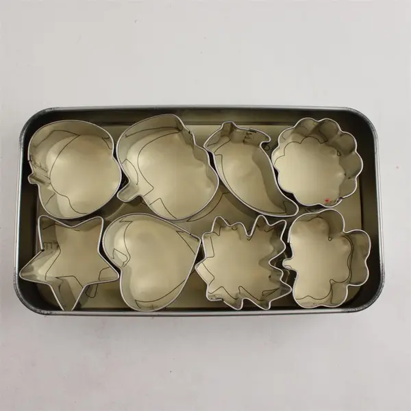Pampered Chef Mini Creative Cutters 8 Piece Set with Tin #1095 Used