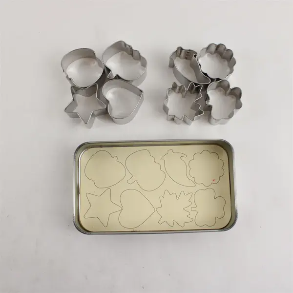 Pampered Chef Mini Creative Cutters 8 Piece Set with Tin #1095 Used