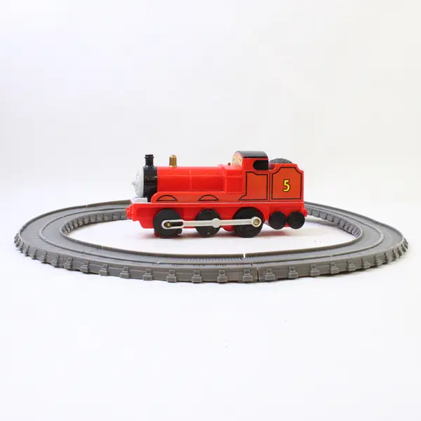 2005 Spin Master Thomas & Friends James Motorized Red Engine Toy w/ Track