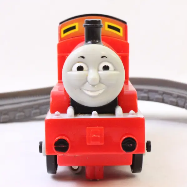 2005 Spin Master Thomas & Friends James Motorized Red Engine Toy w/ Track