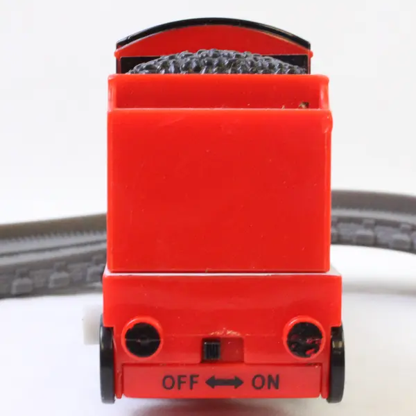 2005 Spin Master Thomas & Friends James Motorized Red Engine Toy w/ Track