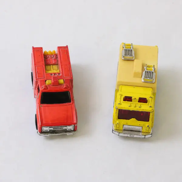 Lot of 2 Matchbox Mack Auxiliary Power Truck & Hot Wheels Emergency Rescue