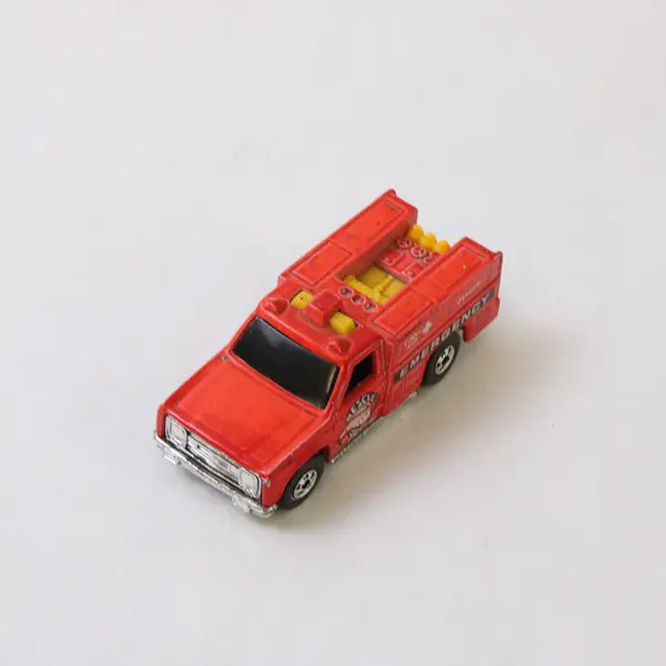 Lot of 2 Matchbox Mack Auxiliary Power Truck & Hot Wheels Emergency Rescue