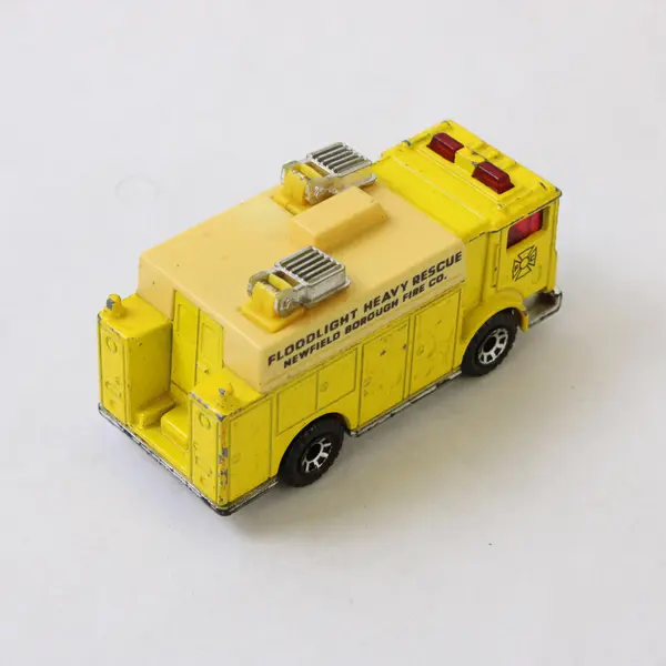 Lot of 2 Matchbox Mack Auxiliary Power Truck & Hot Wheels Emergency Rescue