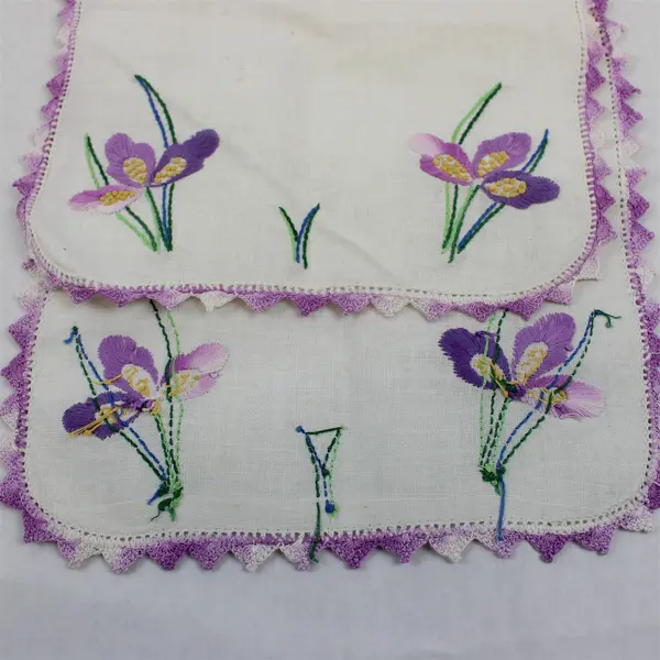 4 Pc Lot Vintage Purple Flower Embroidered White Placemats and Hot Pads Flawed