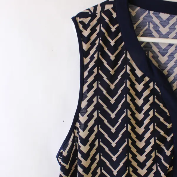 Naif Navy and Beige Sleeveless V-Neck Top Women's 3X