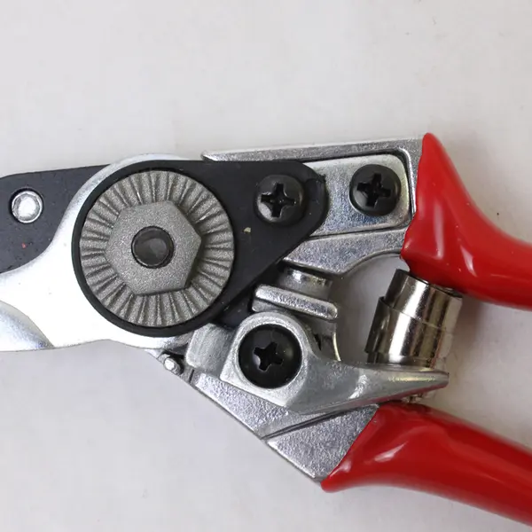 Zenport Red Handle Gardening Tool Handheld 7" Swiss-Style Pruning Shears Z-102