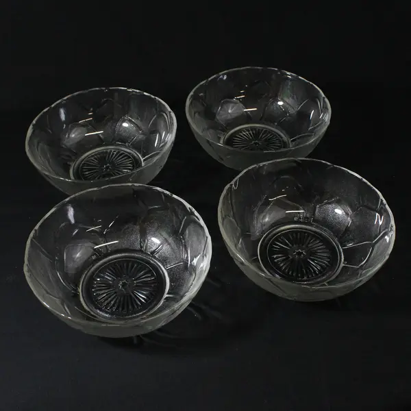 4 Textured Petal Glass Salad Bowls Starburst Bottom With Star Center 7"
